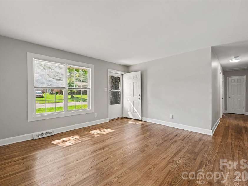 4421 Knollcrest Drive, Charlotte, NC 28208.  MLS# CAR4409172, YatesRealty ID 41894. 