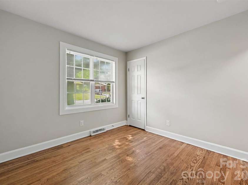 4421 Knollcrest Drive, Charlotte, NC 28208.  MLS# CAR4409172, YatesRealty ID 41894. 