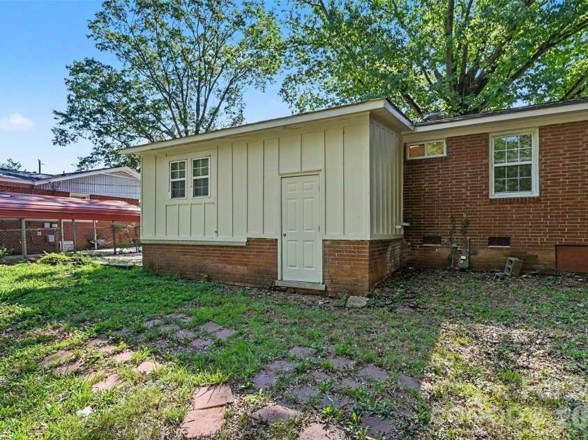 4421 Knollcrest Drive, Charlotte, NC 28208.  MLS# CAR4409172, YatesRealty ID 41894. 