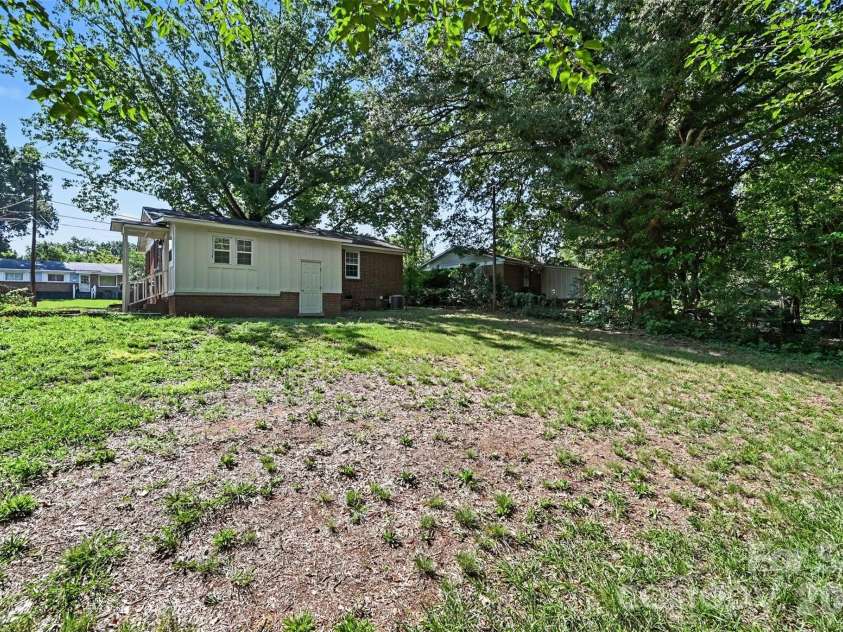 4421 Knollcrest Drive, Charlotte, NC 28208.  MLS# CAR4409172, YatesRealty ID 41894. 