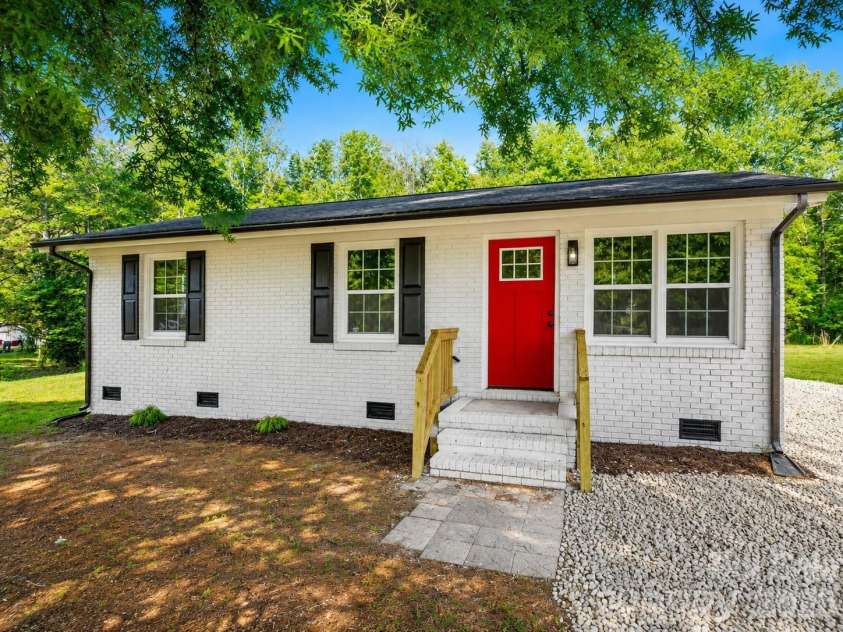 432 Springhill Drive, Matthews, NC 28104.  MLS# CAR4411729, YatesRealty ID 41897. 