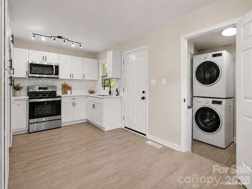 432 Springhill Drive, Matthews, NC 28104.  MLS# CAR4411729, YatesRealty ID 41897. 
