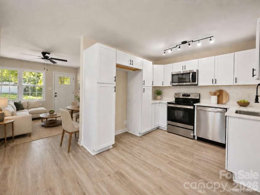 432 Springhill Drive, Matthews, NC 28104.  MLS# CAR4411729, YatesRealty ID 41897. 