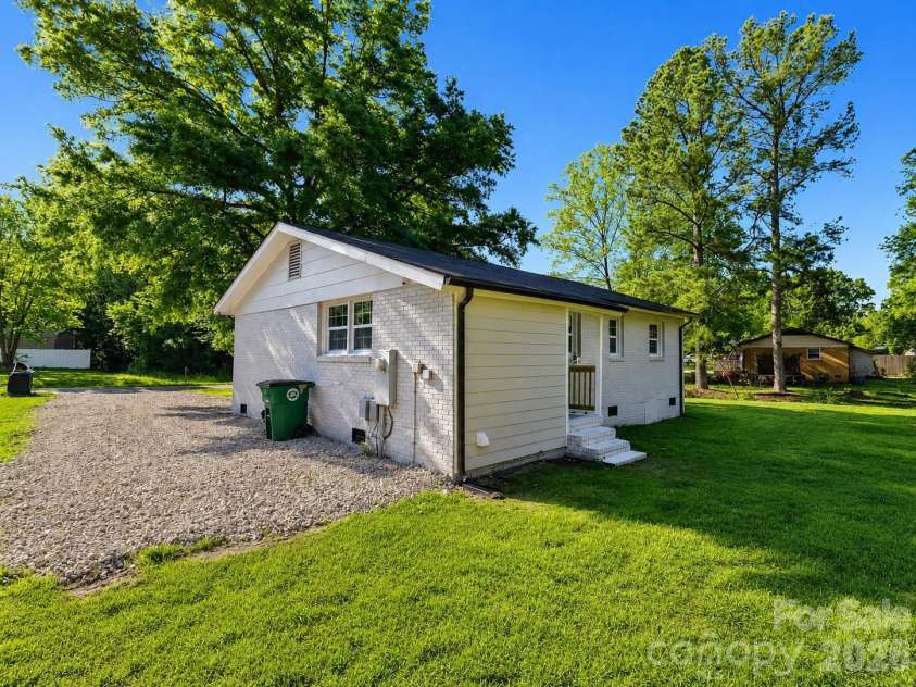 432 Springhill Drive, Matthews, NC 28104.  MLS# CAR4411729, YatesRealty ID 41897. 