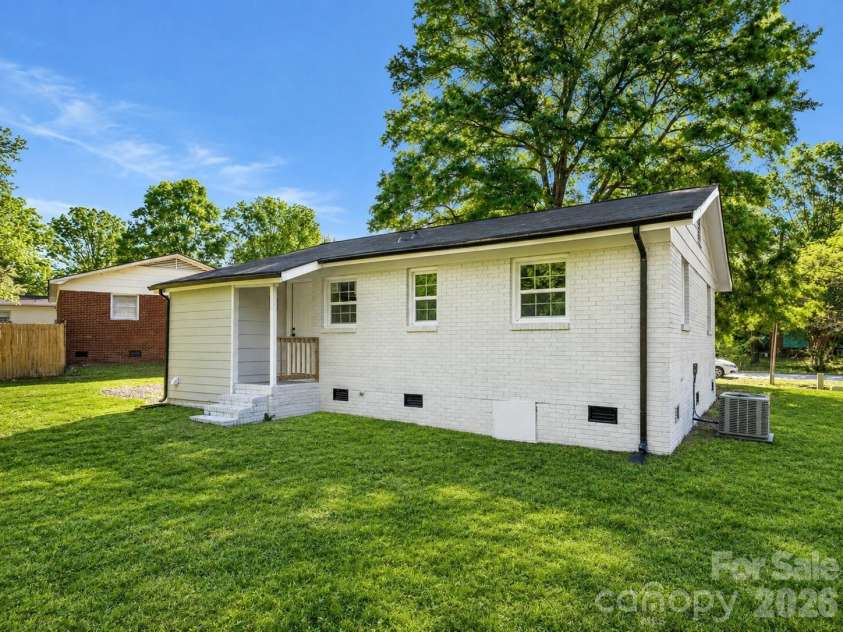 432 Springhill Drive, Matthews, NC 28104.  MLS# CAR4411729, YatesRealty ID 41897. 