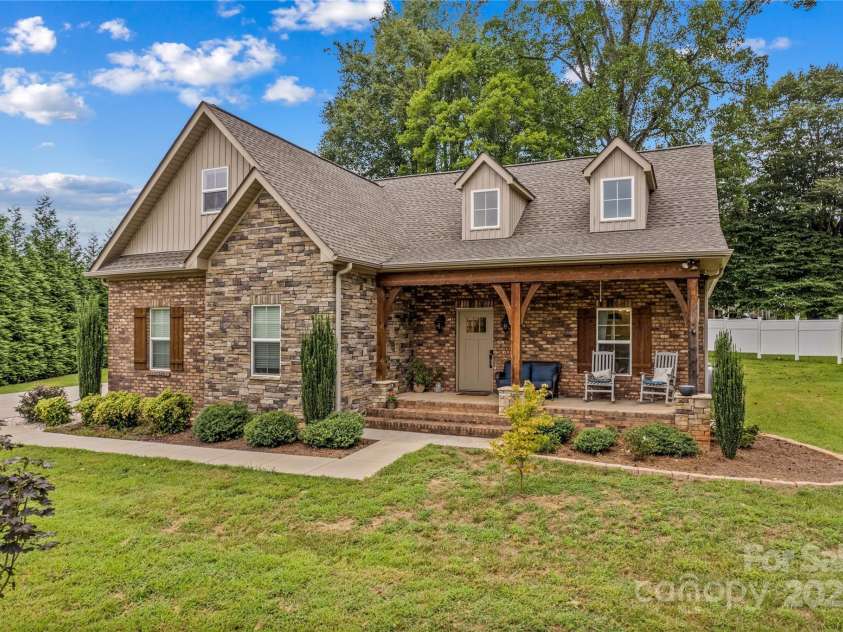 178 Nellwood Court, Mocksville, NC 27028.  MLS# CAR4301182, YatesRealty ID 419. Lovely low maintenance landscaping