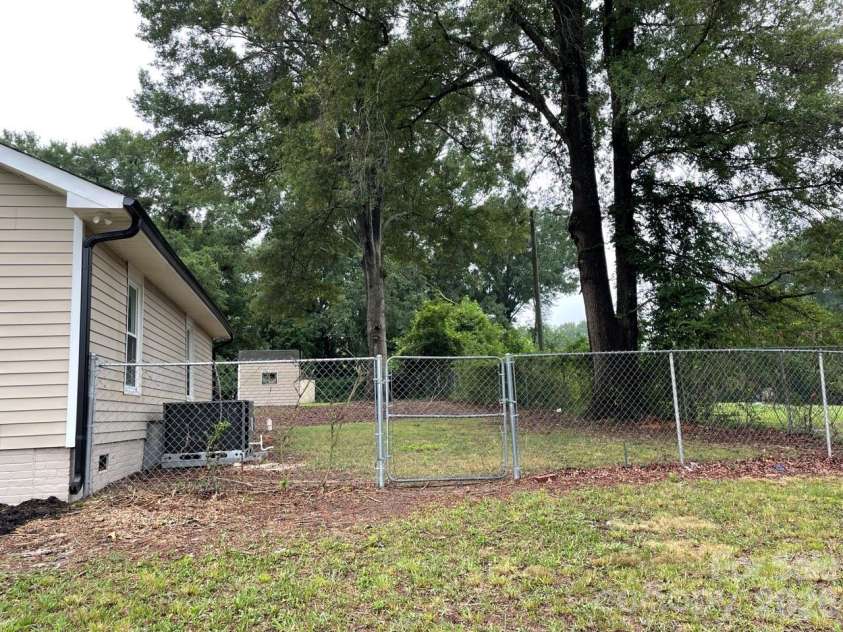 1617 4th Avenue, Gastonia, NC 28052.  MLS# CAR4405246, YatesRealty ID 41906. 