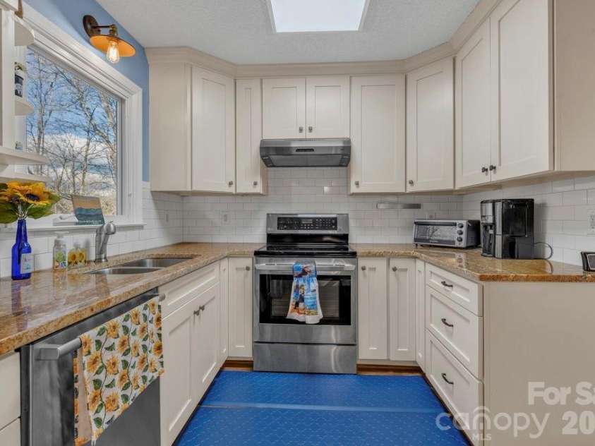 6 Ridgewood Lane, Newland, NC 28657.  MLS# CAR4357353, YatesRealty ID 4191. 