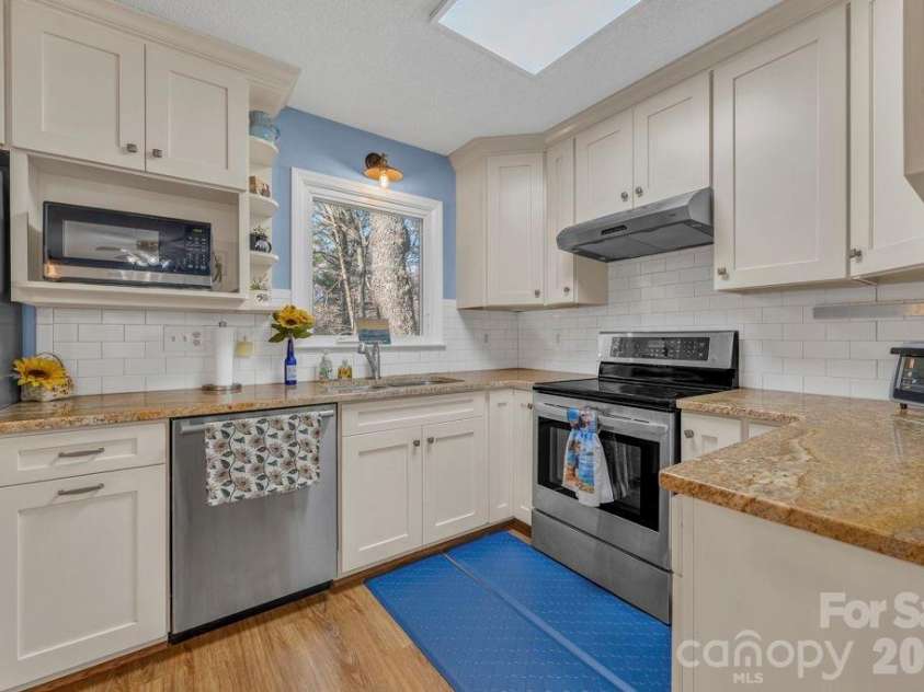 6 Ridgewood Lane, Newland, NC 28657.  MLS# CAR4357353, YatesRealty ID 4191. 
