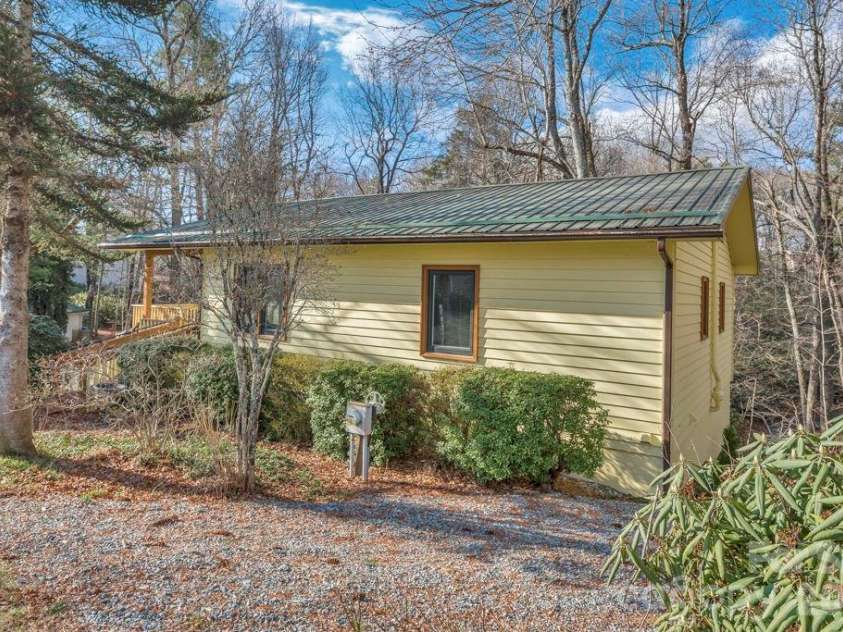 6 Ridgewood Lane, Newland, NC 28657.  MLS# CAR4357353, YatesRealty ID 4191. 