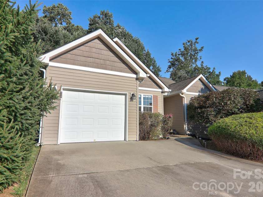 102 Woodcreek Circle, Swannanoa, NC 28778.  MLS# CAR4409853, YatesRealty ID 41918. 