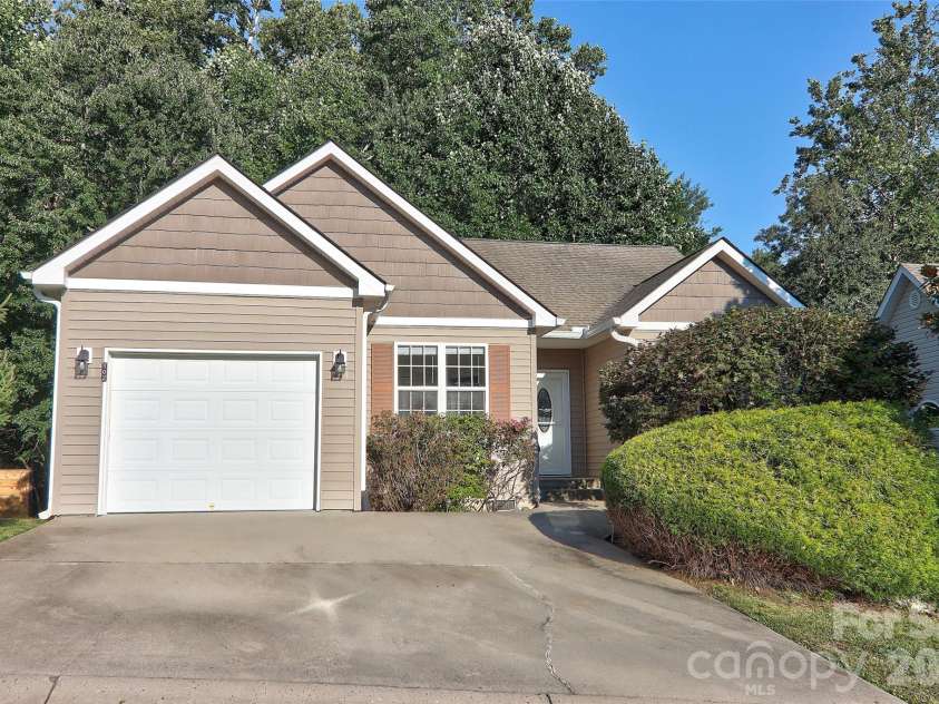 102 Woodcreek Circle, Swannanoa, NC 28778.  MLS# CAR4409853, YatesRealty ID 41918. 