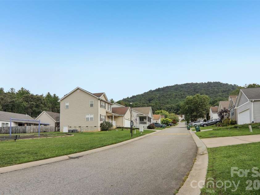 102 Woodcreek Circle, Swannanoa, NC 28778.  MLS# CAR4409853, YatesRealty ID 41918. 