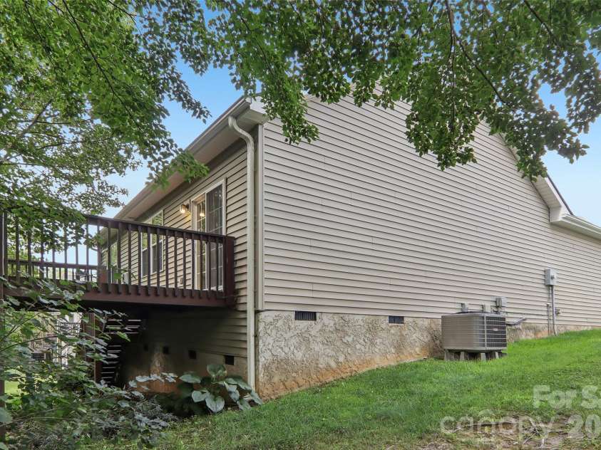102 Woodcreek Circle, Swannanoa, NC 28778.  MLS# CAR4409853, YatesRealty ID 41918. 