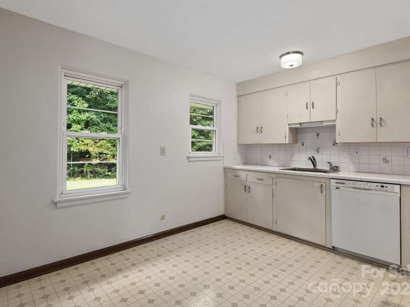 316 Old Haw Creek Road, Asheville, NC 28805.  MLS# CAR4299264, YatesRealty ID 41918. 