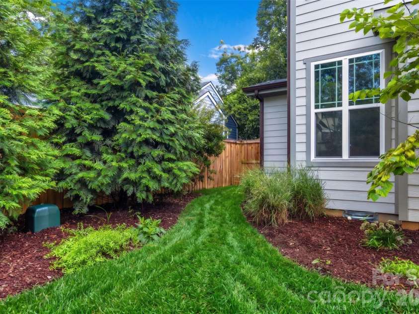 821 Woodside Avenue, Charlotte, NC 28205.  MLS# CAR4404260, YatesRealty ID 41922. 