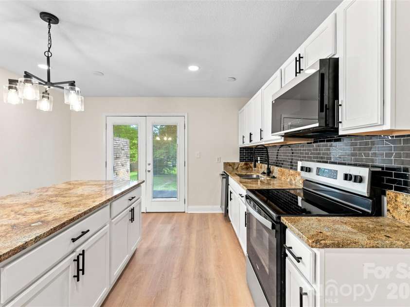 4900 Malibu Drive, Charlotte, NC 28215.  MLS# CAR4405316, YatesRealty ID 41928. Spacious kitchen and patio dining