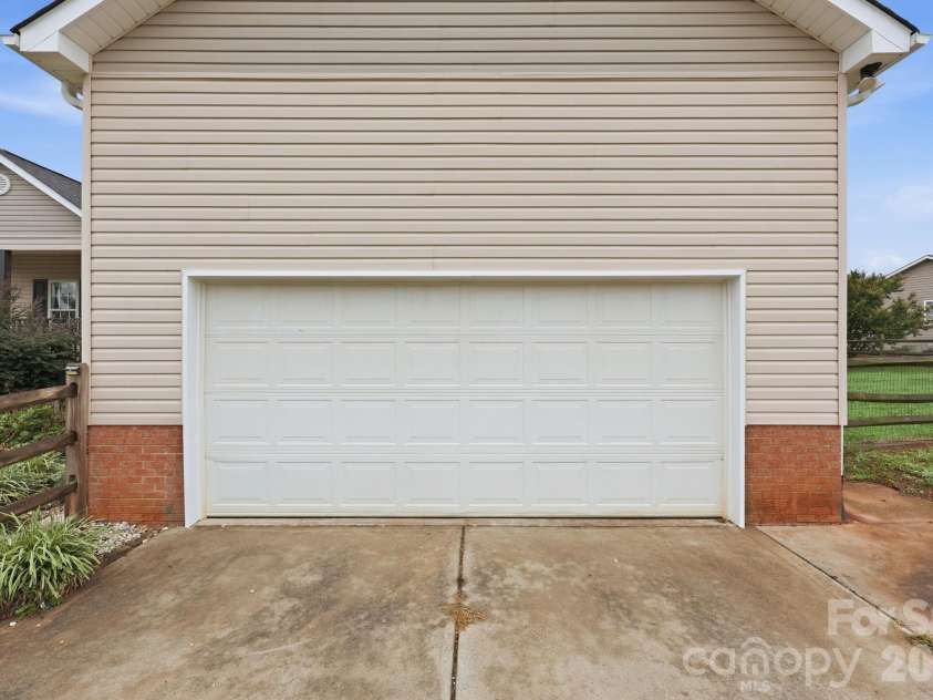 150 Evening Drive, Salisbury, NC 28147.  MLS# CAR4408691, YatesRealty ID 41929. 