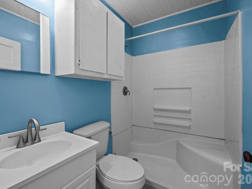 815 Desoto Avenue, Kannapolis, NC 28083.  MLS# CAR4335383, YatesRealty ID 4193. Apt A Full Bathroom