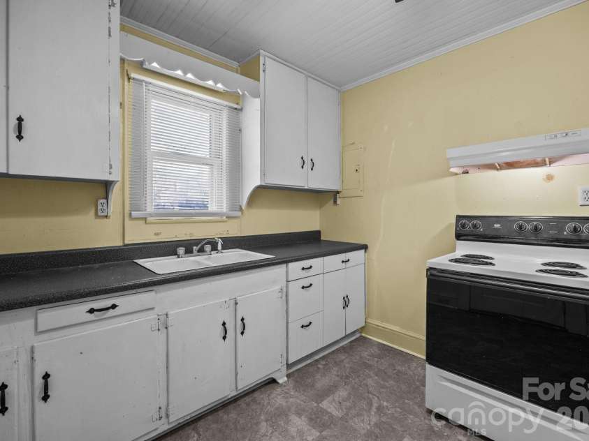 815 Desoto Avenue, Kannapolis, NC 28083.  MLS# CAR4335383, YatesRealty ID 4193. Apt A Kitchen with Range