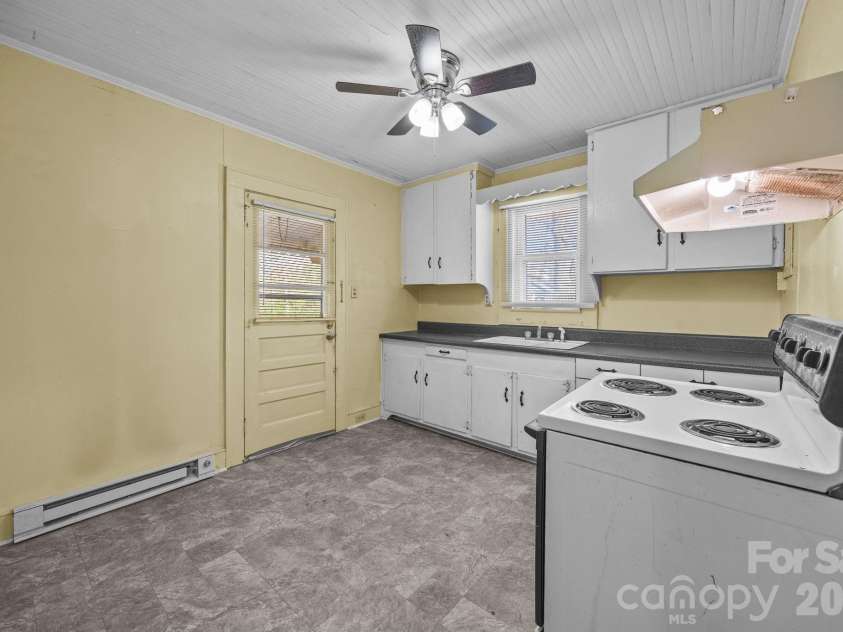 815 Desoto Avenue, Kannapolis, NC 28083.  MLS# CAR4335383, YatesRealty ID 4193. Apt A Kitchen with Range and small eat in area