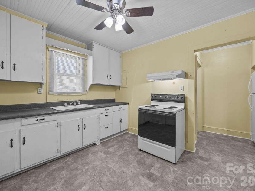 815 Desoto Avenue, Kannapolis, NC 28083.  MLS# CAR4335383, YatesRealty ID 4193. Apt A Kitchen with Range & Refrigerator