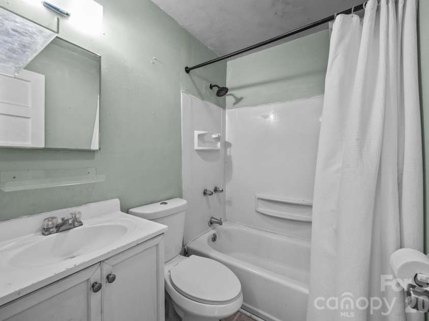 815 Desoto Avenue, Kannapolis, NC 28083.  MLS# CAR4335383, YatesRealty ID 4193. Apt B Full Bath
