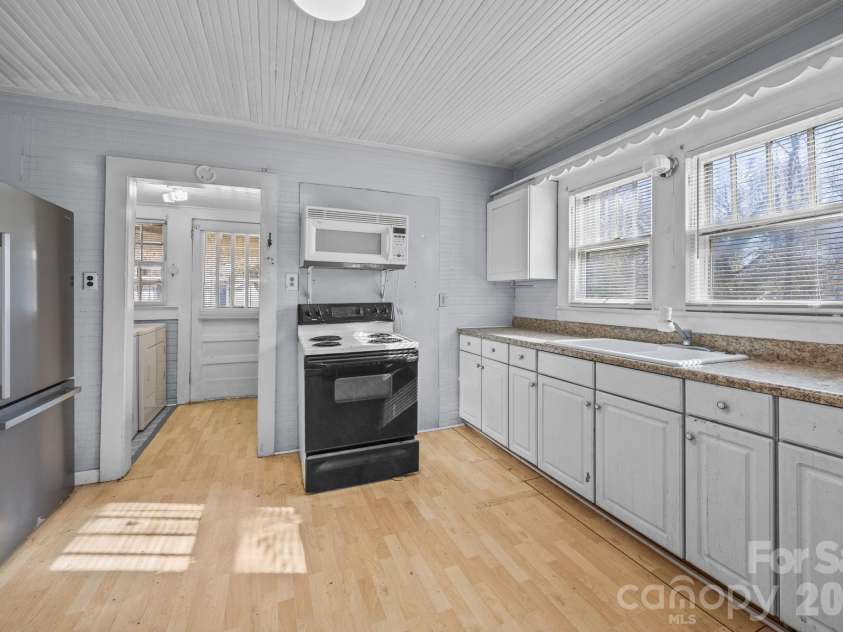 815 Desoto Avenue, Kannapolis, NC 28083.  MLS# CAR4335383, YatesRealty ID 4193. Apt B Kitchen with range, microwave & refrigerator