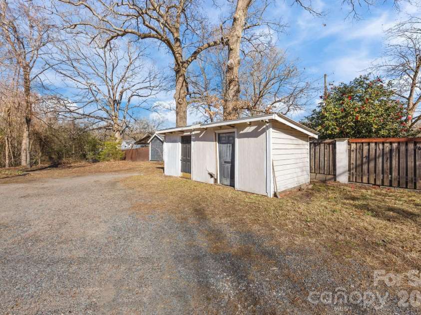 815 Desoto Avenue, Kannapolis, NC 28083.  MLS# CAR4335383, YatesRealty ID 4193. Storage units