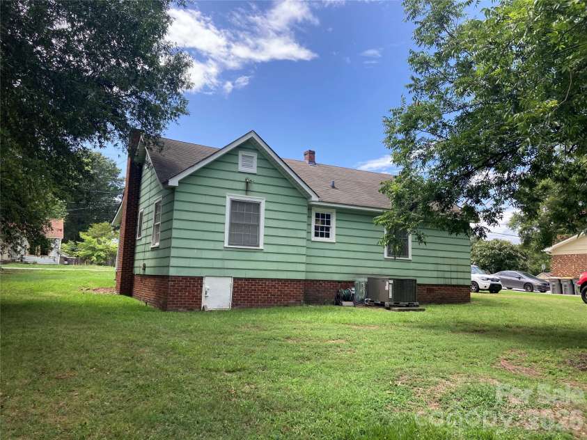 2407 Florida Avenue, Kannapolis, NC 28083.  MLS# CAR4408025, YatesRealty ID 41933. 