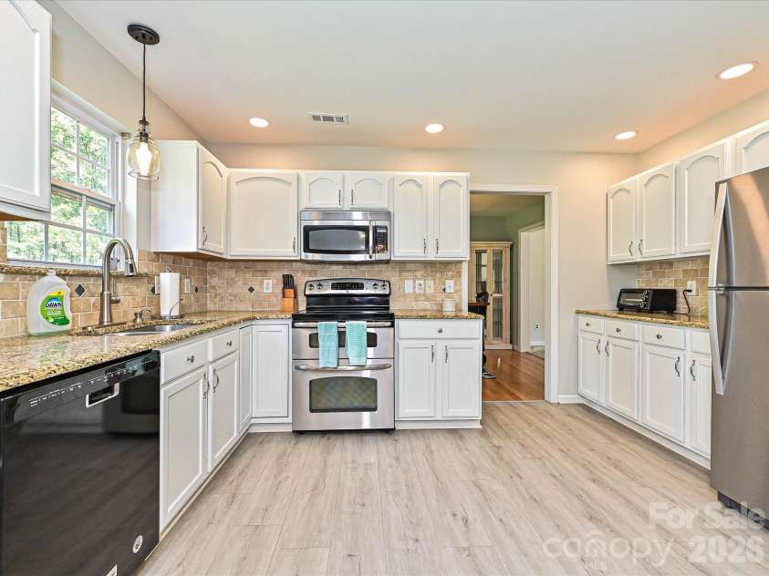 126 Rusty Nail Drive, Mooresville, NC 28115.  MLS# CAR4409612, YatesRealty ID 41936. Kitchen