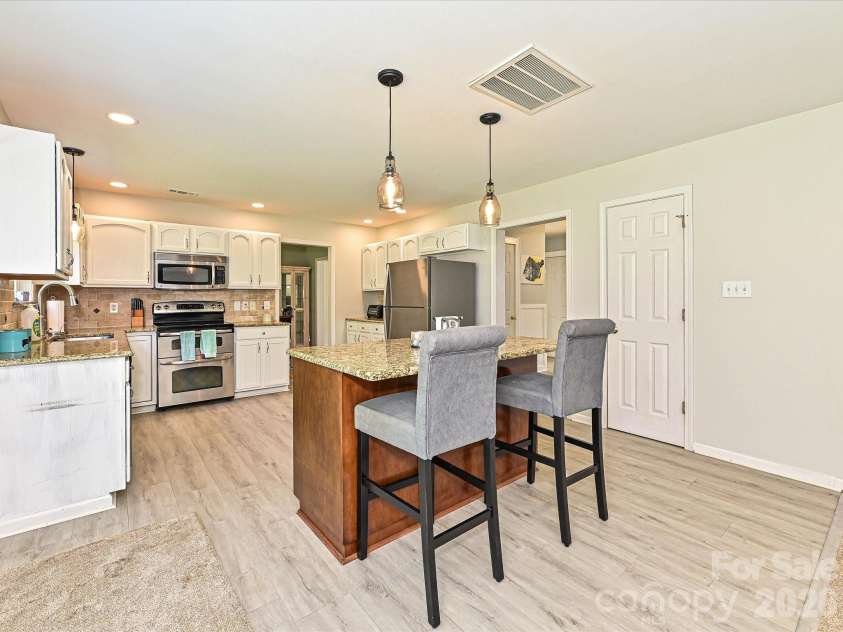 126 Rusty Nail Drive, Mooresville, NC 28115.  MLS# CAR4409612, YatesRealty ID 41936. Kitchen