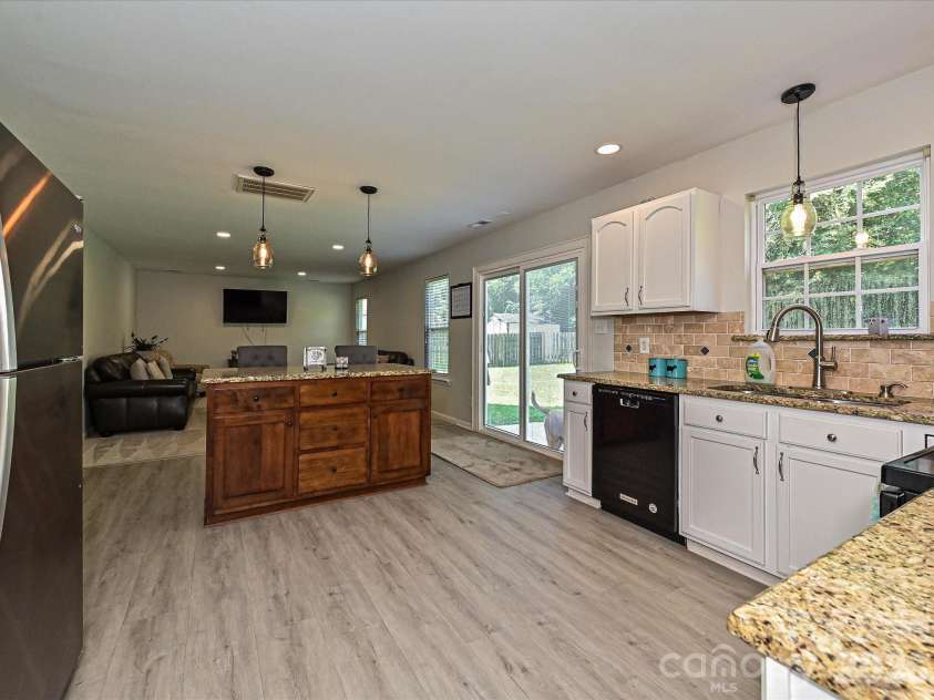 126 Rusty Nail Drive, Mooresville, NC 28115.  MLS# CAR4409612, YatesRealty ID 41936. Kitchen