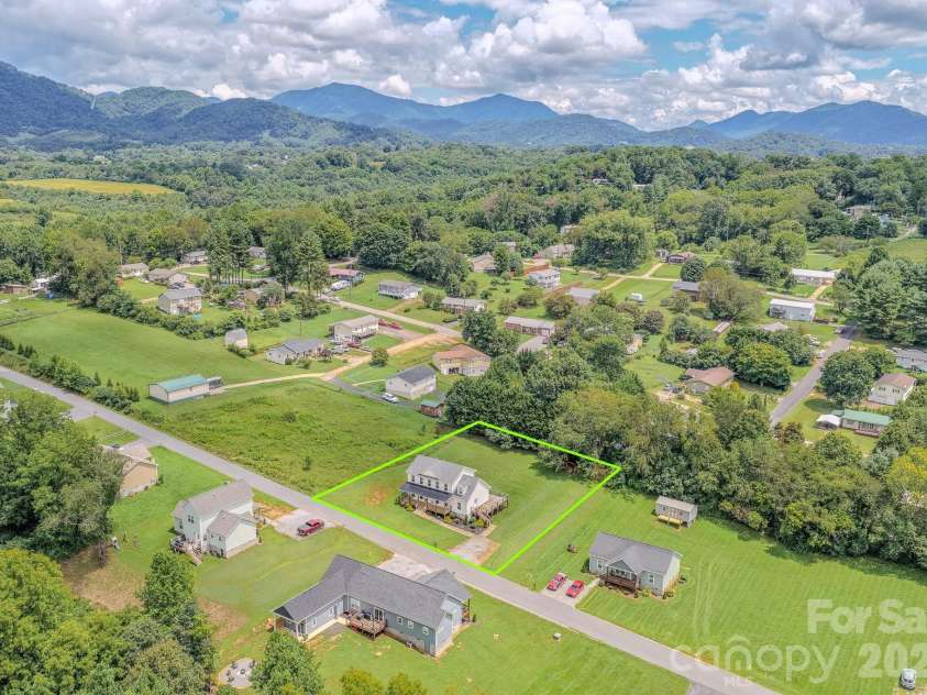 160 Ridge View Drive, Clyde, NC 28721.  MLS# CAR4411209, YatesRealty ID 41946. Approximate property lines