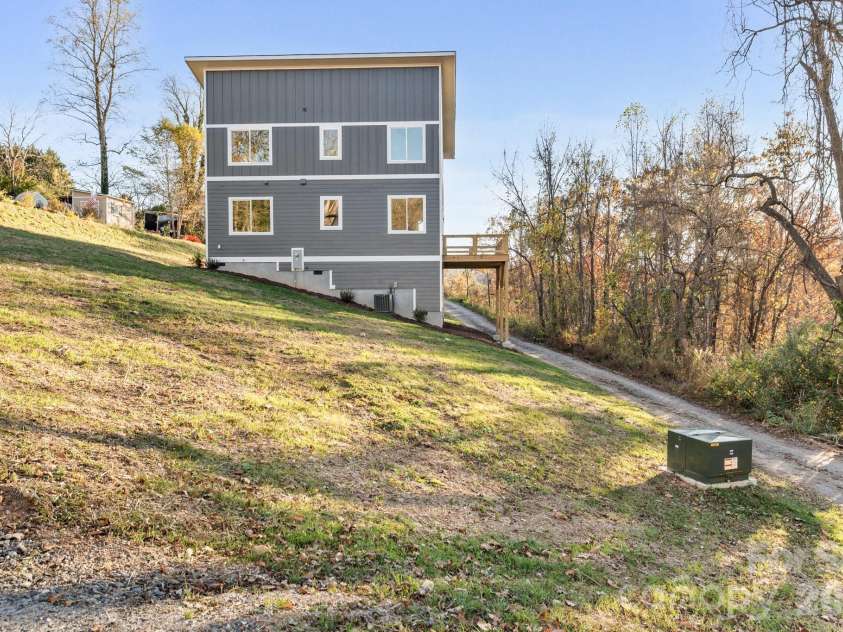 62 Upper Moffitt Road, Asheville, NC 28805.  MLS# CAR4319276, YatesRealty ID 4195. Back Exterior