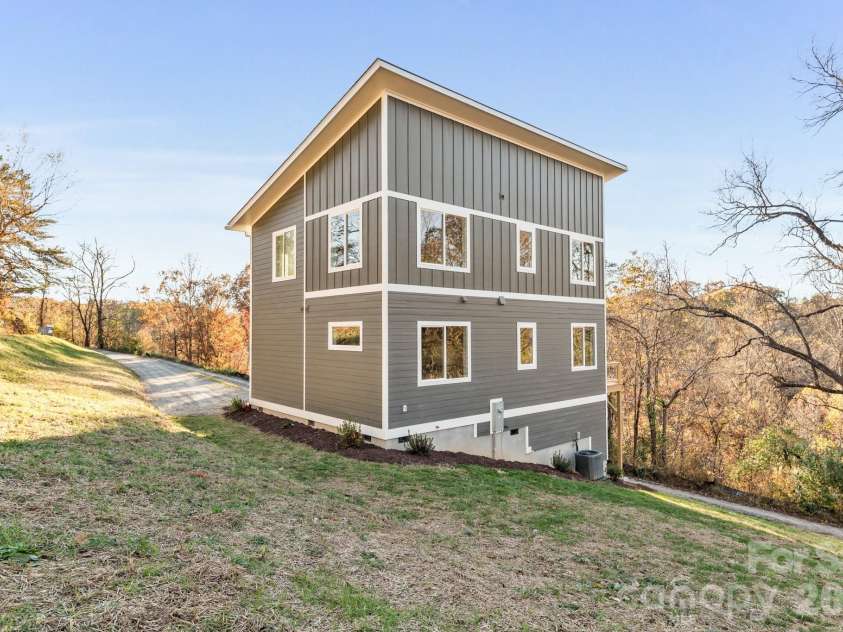 62 Upper Moffitt Road, Asheville, NC 28805.  MLS# CAR4319276, YatesRealty ID 4195. Back/Side Exterior