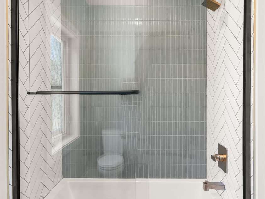 62 Upper Moffitt Road, Asheville, NC 28805.  MLS# CAR4319276, YatesRealty ID 4195. Custom Tile Shower + Tub