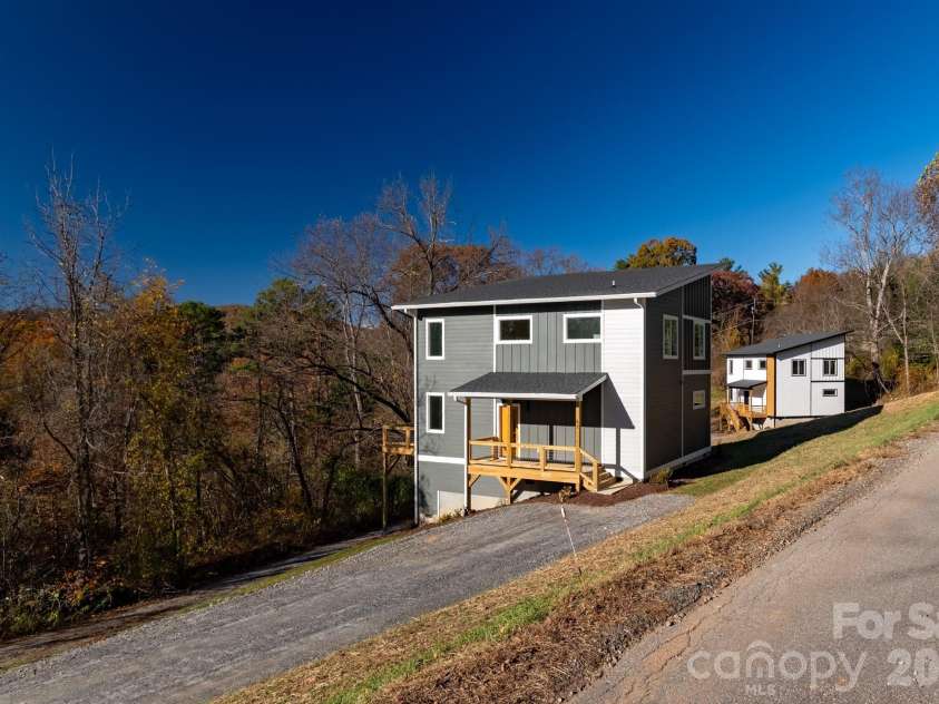 62 Upper Moffitt Road, Asheville, NC 28805.  MLS# CAR4319276, YatesRealty ID 4195. Front Exterior