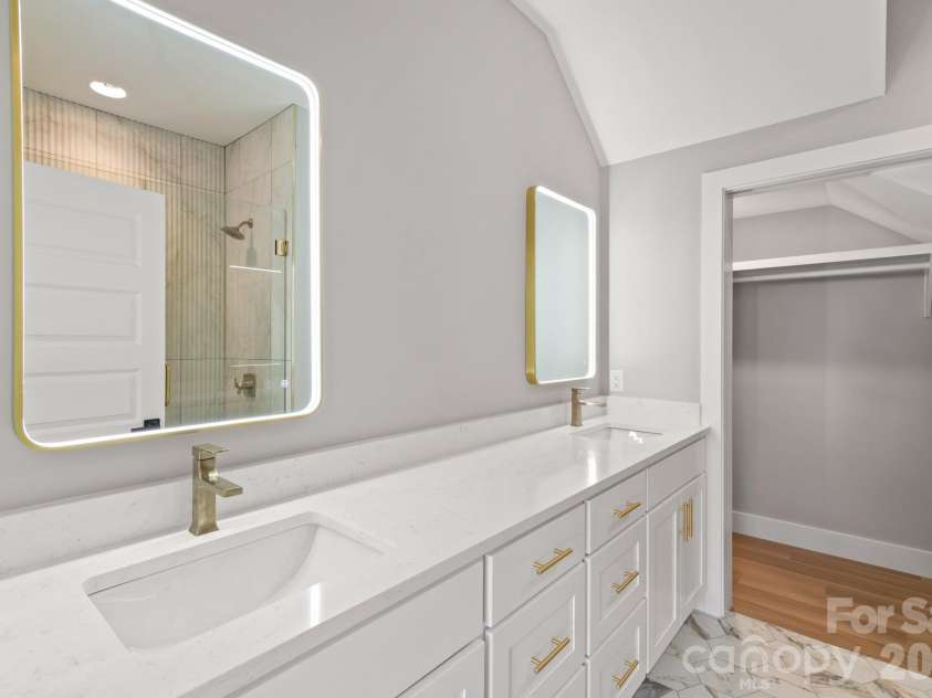 62 Upper Moffitt Road, Asheville, NC 28805.  MLS# CAR4319276, YatesRealty ID 4195. Primary Bathroom