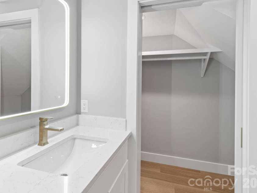 62 Upper Moffitt Road, Asheville, NC 28805.  MLS# CAR4319276, YatesRealty ID 4195. Primary Bathroom