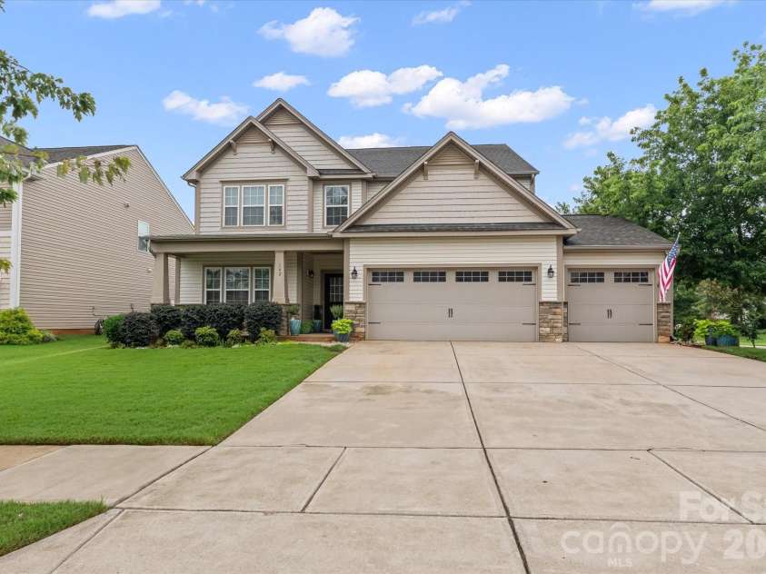 142 Fesperman Circle, Troutman, NC 28166.  MLS# CAR4405896, YatesRealty ID 41952. 