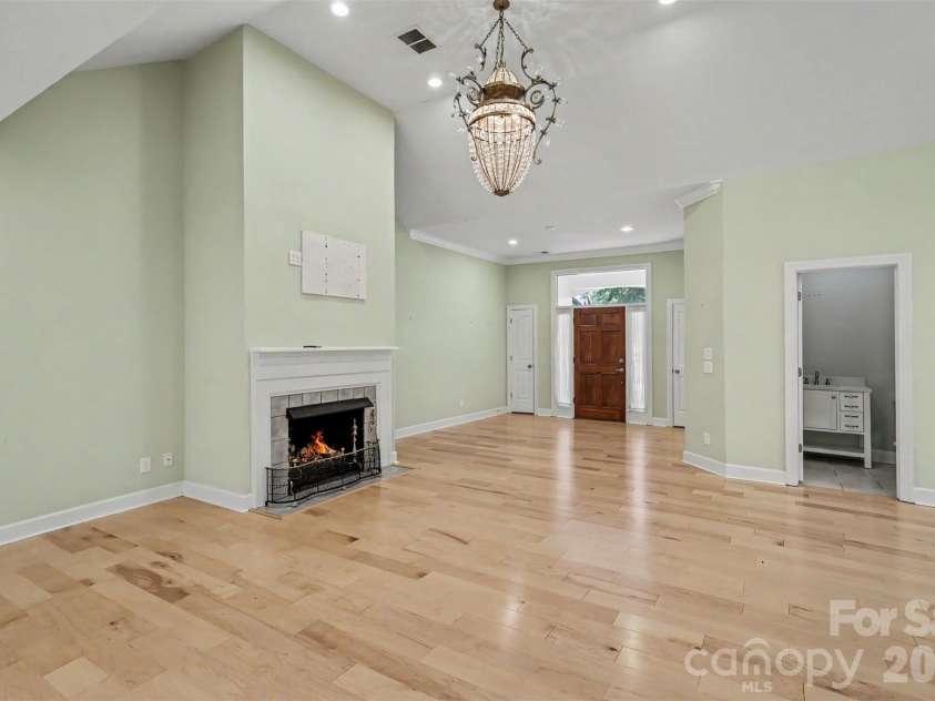 128 Columns Circle, Shelby, NC 28150.  MLS# CAR4395248, YatesRealty ID 41954. A convenient half bath is located between the great room and kitchen/breakfast area.