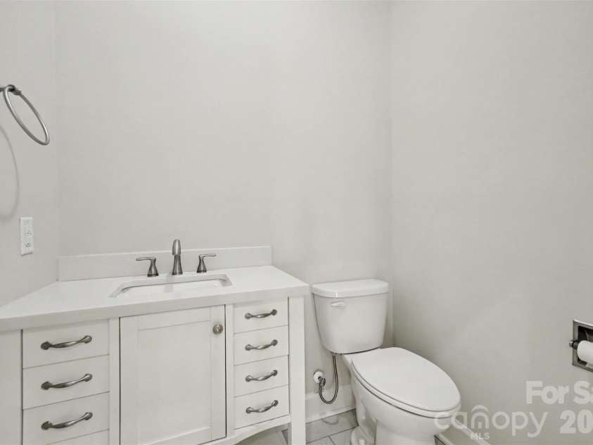128 Columns Circle, Shelby, NC 28150.  MLS# CAR4395248, YatesRealty ID 41954. A convenient half bath is located between the great room and kitchen/breakfast area.