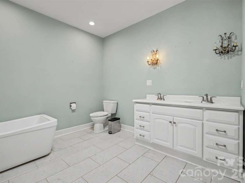 128 Columns Circle, Shelby, NC 28150.  MLS# CAR4395248, YatesRealty ID 41954. ...and dual vanities!