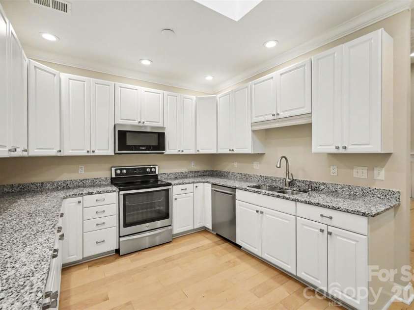 128 Columns Circle, Shelby, NC 28150.  MLS# CAR4395248, YatesRealty ID 41954. Stainless appliances, recessed lighting,...