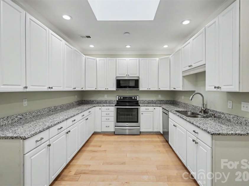 128 Columns Circle, Shelby, NC 28150.  MLS# CAR4395248, YatesRealty ID 41954. The kitchen has a functional layout with plenty of workspace and storage!