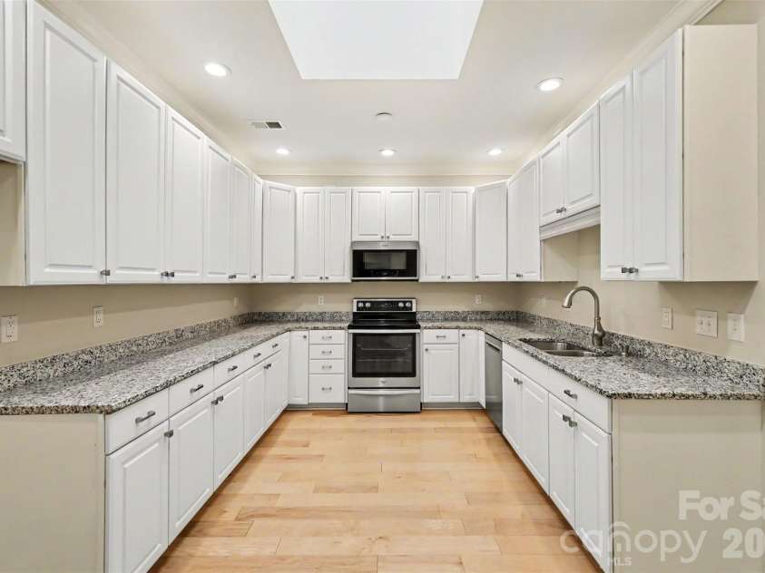 128 Columns Circle, Shelby, NC 28150.  MLS# CAR4395248, YatesRealty ID 41954. The kitchen has a functional layout with plenty of workspace and storage!