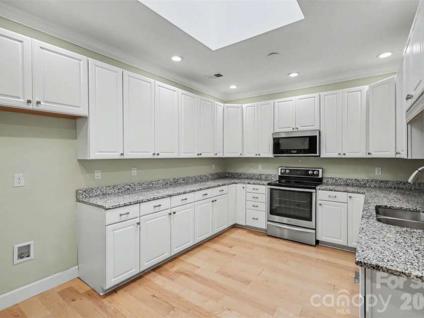 128 Columns Circle, Shelby, NC 28150.  MLS# CAR4395248, YatesRealty ID 41954. The remodeled kitchen has granite countertops,...