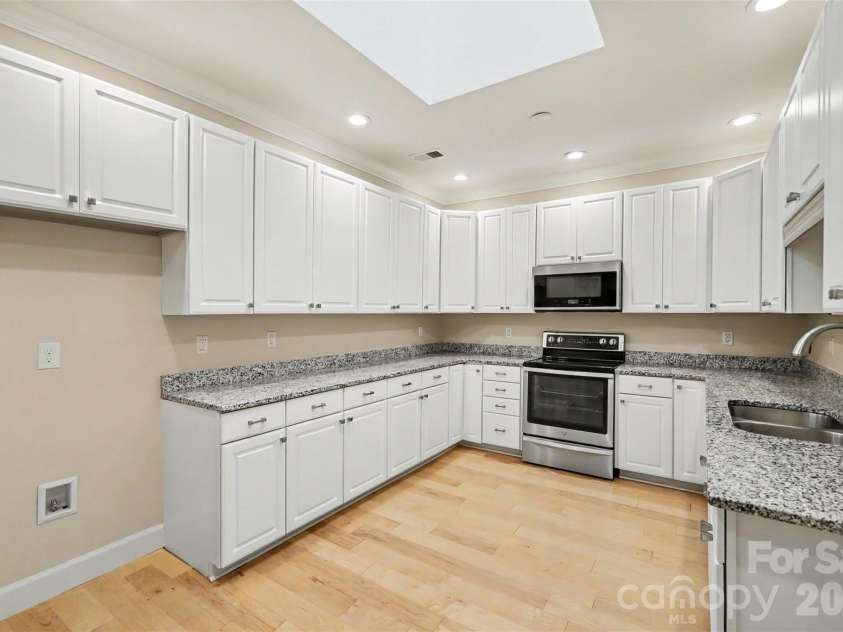 128 Columns Circle, Shelby, NC 28150.  MLS# CAR4395248, YatesRealty ID 41954. The remodeled kitchen has granite countertops...