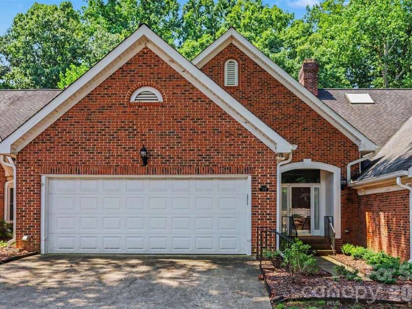 128 Columns Circle, Shelby, NC 28150.  MLS# CAR4395248, YatesRealty ID 41954. This townhome has a unique floor plan with updated kitchen and baths!